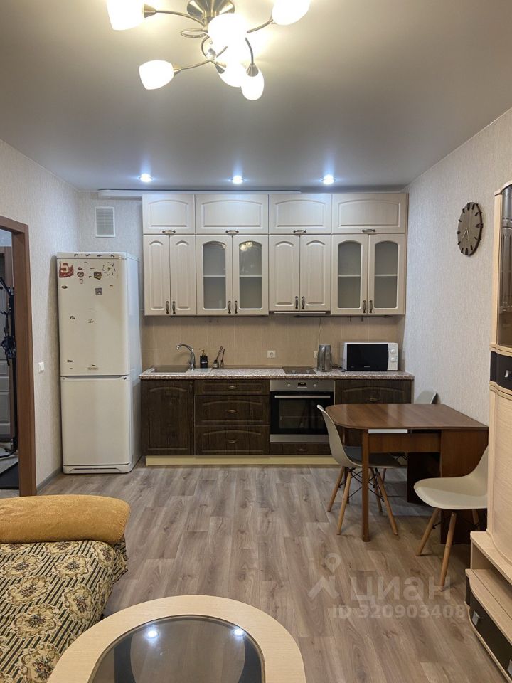 2-к. квартира, 43 м², 1/9 эт.